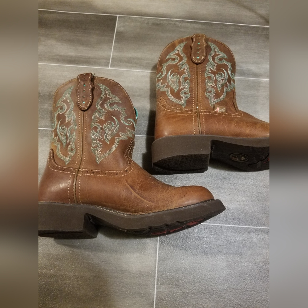 Justin boots,size 8B,brown leather